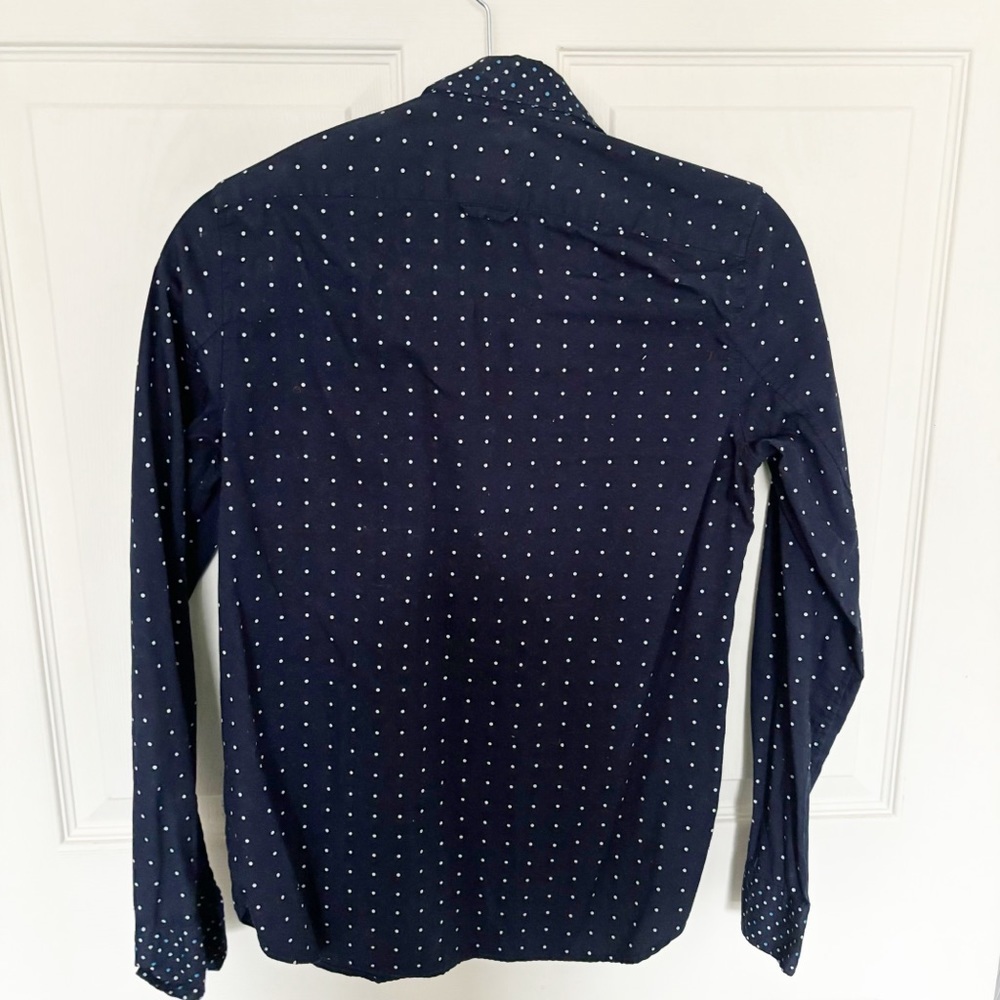 Gap The Fitted Boyfriend Navy  Button Down Polka Dotted Shirt Size Extra Small - Picture 2 of 4